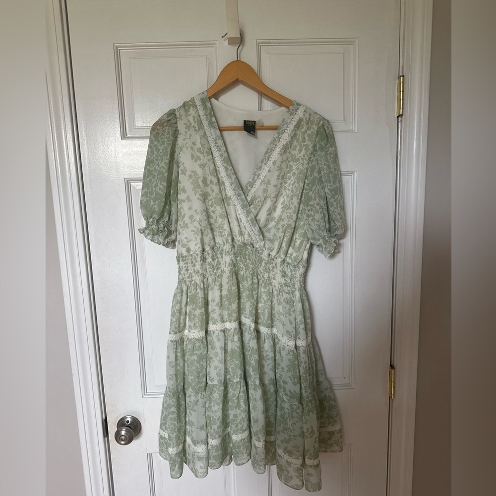 Flowy, ruffled green dress size 12 lightly worn from brand Taylor